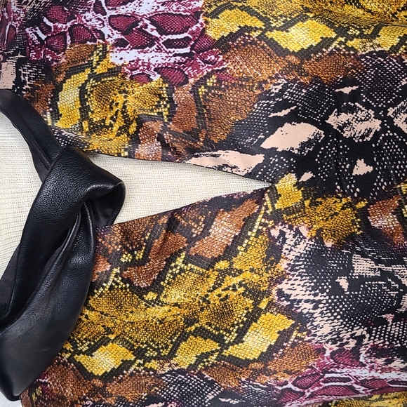 Blouse Size Medium Red Burgandy Black Animal Print Career Dressy Office Workwear - Picture 4 of 5